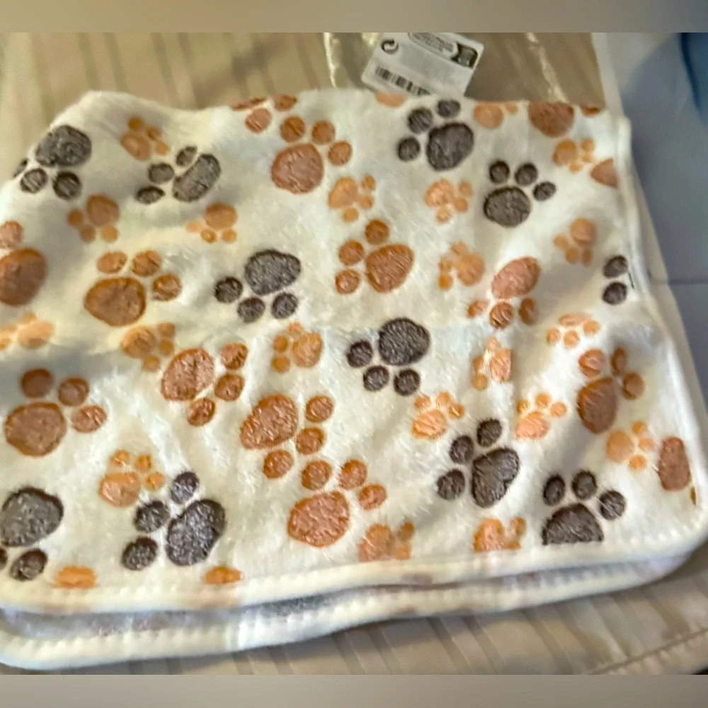 NWT untitled small animal blanket 40 x 60 cm in paw prints